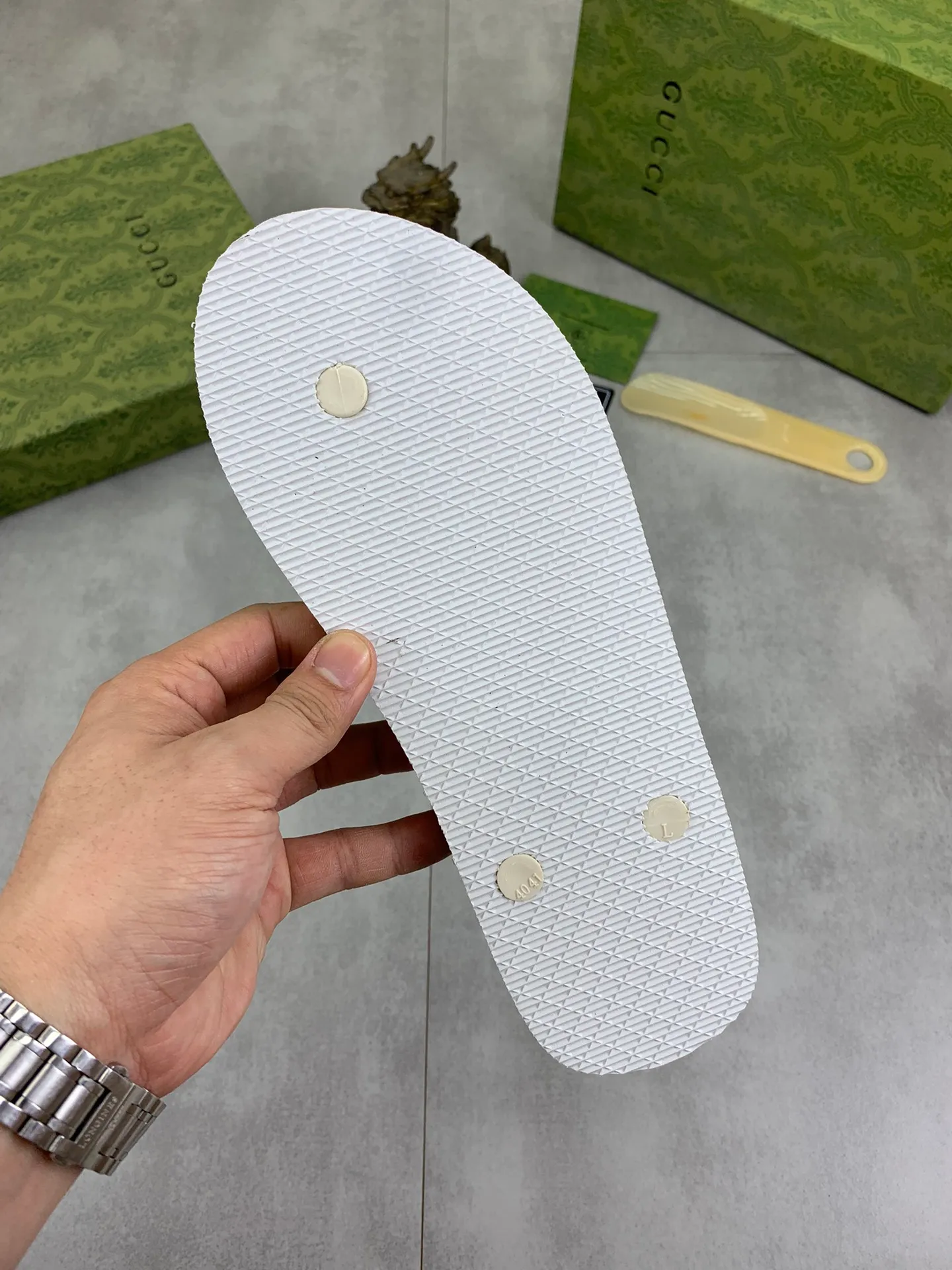 Men's men's shoes 💰P220💰【New style】🆘【GUCCI】Official website's popular Gucci adult couple 🧑‍🤝‍🧑 style, children's flip-flops are on sale at the counter simultaneously! Original fabric imported from Italy. Original bottom provided by the original factory. Size: Adult 36-45. Children’s size: 30-37. Multiple colors available.